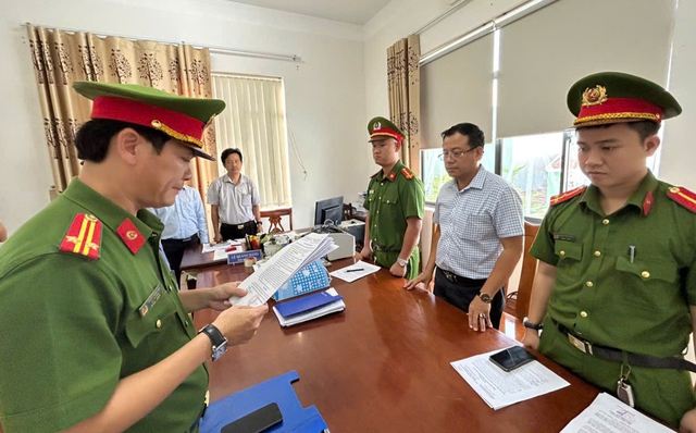 Bắt giam hai cán bộ 'phù phép' xưởng mộc để nâng khống tiền bồi thường- Ảnh 1. Bắt giam hai cán bộ 'phù phép' xưởng mộc để nâng khống tiền bồi thường- Ảnh 1.