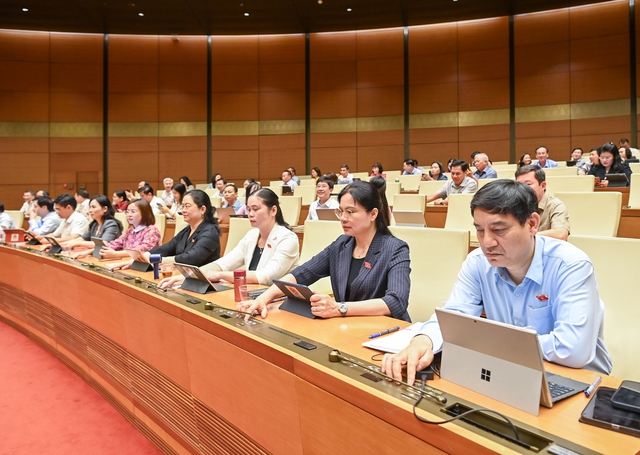 Bộ trưởng Bộ Nội vụ xúc động trong thời khắc lịch sử khi Quốc hội thông qua sắp xếp ĐVHC cấp tỉnh- Ảnh 1.