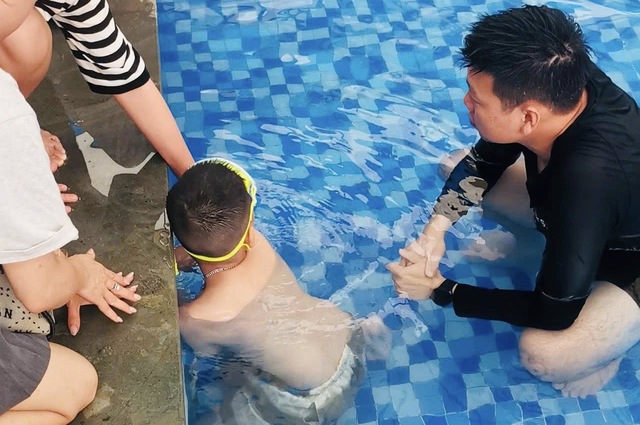 Cắt ống thoát nước cứu bé trai bị kẹt tay ở bể bơi- Ảnh 1. Cắt ống thoát nước cứu bé trai bị kẹt tay ở bể bơi- Ảnh 1.