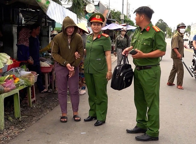 Giả vờ mua vé số, nữ quái ra tay cướp giật- Ảnh 3. Giả vờ mua vé số, nữ quái ra tay cướp giật- Ảnh 3.