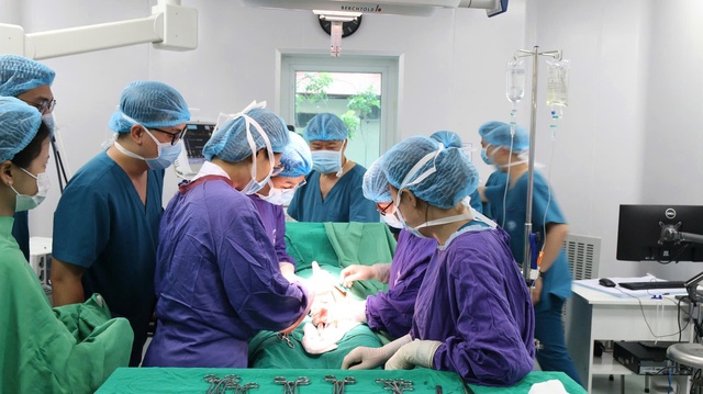 Nghẹt thở giành lại sự sống cho sản phụ sa dây rau khi thai chưa lọt ngôi, suy thai- Ảnh 2.