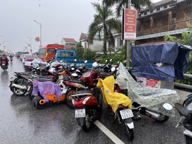 Người dân Quảng Bình ‘chạy lũ’, đưa ô tô, xe máy lên cầu tránh ngập- Ảnh 6. Người dân Quảng Bình ‘chạy lũ’, đưa ô tô, xe máy lên cầu tránh ngập- Ảnh 6.