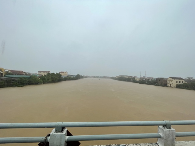 Người dân Quảng Bình ‘chạy lũ’, đưa ô tô, xe máy lên cầu tránh ngập- Ảnh 1. Người dân Quảng Bình ‘chạy lũ’, đưa ô tô, xe máy lên cầu tránh ngập- Ảnh 1.