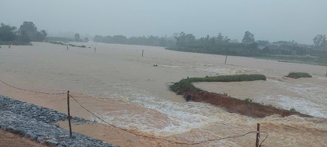 Mưa lớn bất thường giữa mùa hè làm vỡ đập thuỷ lợi- Ảnh 1. Mưa lớn bất thường giữa mùa hè làm vỡ đập thuỷ lợi- Ảnh 1.