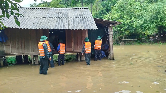 Người dân Quảng Bình ‘chạy lũ’, đưa ô tô, xe máy lên cầu tránh ngập- Ảnh 3. Người dân Quảng Bình ‘chạy lũ’, đưa ô tô, xe máy lên cầu tránh ngập- Ảnh 3.