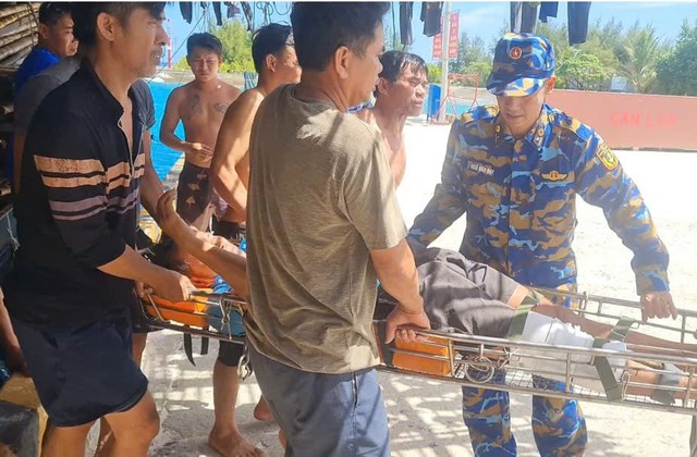 Quân y đảo Sinh Tồn phẫu thuật cho ngư dân bị vỡ xương bánh chè- Ảnh 1. Quân y đảo Sinh Tồn phẫu thuật cho ngư dân bị vỡ xương bánh chè- Ảnh 1.