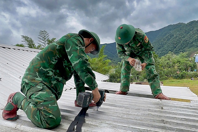 Hơn 50 ngôi nhà ở Huế bị tốc mái do dông lốc- Ảnh 2. Hơn 50 ngôi nhà ở Huế bị tốc mái do dông lốc- Ảnh 2.