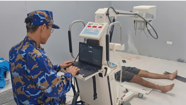 Quân y đảo Sinh Tồn phẫu thuật cho ngư dân bị vỡ xương bánh chè- Ảnh 2. Quân y đảo Sinh Tồn phẫu thuật cho ngư dân bị vỡ xương bánh chè- Ảnh 2.