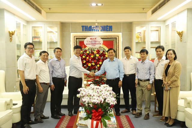Bộ Y tế thăm và chúc mừng 4 cơ quan báo chí ở TPHCM- Ảnh 2. Bộ Y tế thăm và chúc mừng 4 cơ quan báo chí ở TPHCM- Ảnh 2.