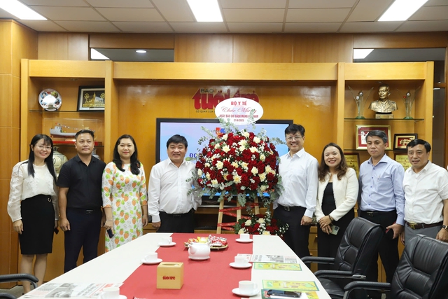 Bộ Y tế thăm và chúc mừng 4 cơ quan báo chí ở TPHCM- Ảnh 4. Bộ Y tế thăm và chúc mừng 4 cơ quan báo chí ở TPHCM- Ảnh 4.