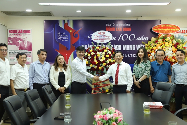 Bộ Y tế thăm và chúc mừng 4 cơ quan báo chí ở TPHCM- Ảnh 3. Bộ Y tế thăm và chúc mừng 4 cơ quan báo chí ở TPHCM- Ảnh 3.