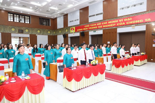 Các đại biểu thực hiện nghi thức chào cờ. Các đại biểu thực hiện nghi thức chào cờ.