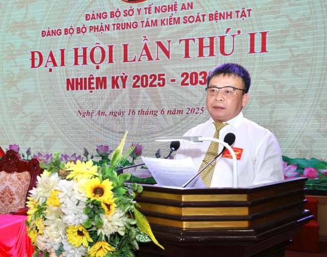 Đồng chí Chu Trọng Trang - Bí thư đảng bộ, Giám đốc Trung tâm Kiểm soát bệnh tật Nghệ An phát biểu khai mạc Đại hội. Đồng chí Chu Trọng Trang - Bí thư đảng bộ, Giám đốc Trung tâm Kiểm soát bệnh tật Nghệ An phát biểu khai mạc Đại hội.