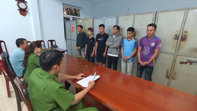 Bắt giam 6 đối tượng giở trò đồi bại với thiếu nữ 14 tuổi - Ảnh 1. Bắt giam 6 đối tượng giở trò đồi bại với thiếu nữ 14 tuổi - Ảnh 1.