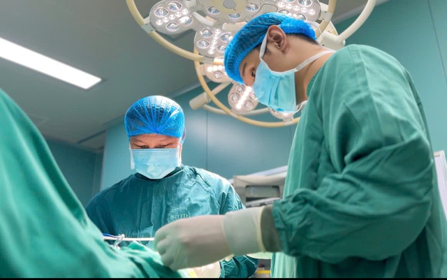 Bệnh nhân 'không tên' và 180 phút giành giật sự sống từ tay tử thần- Ảnh 2. Bệnh nhân 'không tên' và 180 phút giành giật sự sống từ tay tử thần- Ảnh 2.
