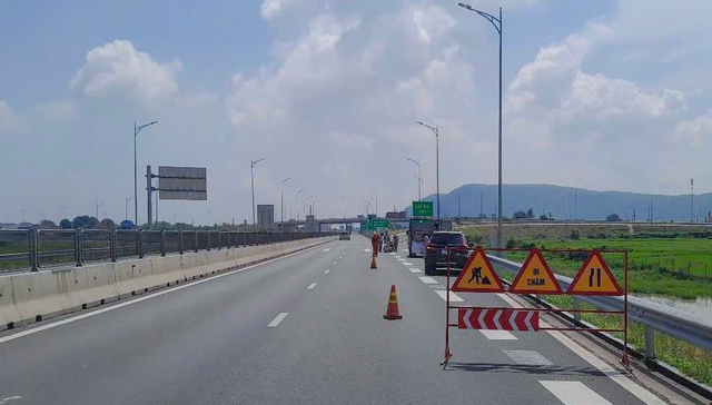 Khắc phục vạch sơn kẻ đường 'đánh đố' tài xế trên cao tốc Vĩnh Hảo - Phan Thiết- Ảnh 1. Khắc phục vạch sơn kẻ đường 'đánh đố' tài xế trên cao tốc Vĩnh Hảo - Phan Thiết- Ảnh 1.