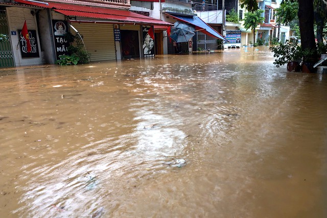 Liên tục mưa lớn sầm sập ở nhiều địa phương, cơ quan khí tượng chỉ cách ứng phó- Ảnh 3. Liên tục mưa lớn sầm sập ở nhiều địa phương, cơ quan khí tượng chỉ cách ứng phó- Ảnh 3.