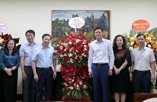 Thứ trưởng Bộ Y tế Lê Đức Luận chúc mừng các cơ quan báo chí nhân kỷ niệm 100 năm Ngày Báo chí Cách mạng Việt Nam- Ảnh 3. Thứ trưởng Bộ Y tế Lê Đức Luận chúc mừng các cơ quan báo chí nhân kỷ niệm 100 năm Ngày Báo chí Cách mạng Việt Nam- Ảnh 3.