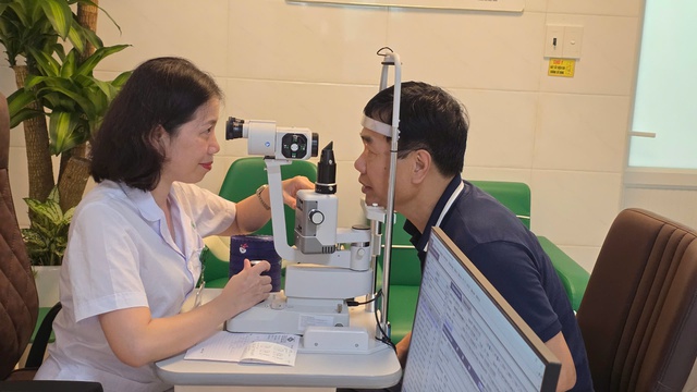 Hơn trăm nhà báo ở Hải Phòng được khám, chăm sóc mắt miễn phí- Ảnh 3. Hơn trăm nhà báo ở Hải Phòng được khám, chăm sóc mắt miễn phí- Ảnh 3.