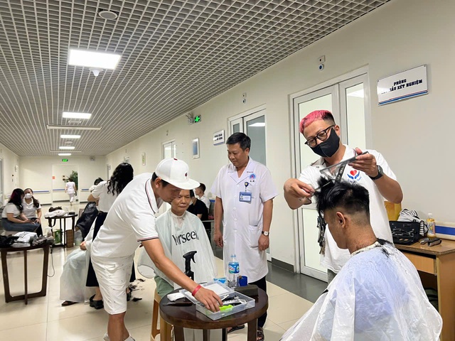 'Cắt tóc miễn phí - Kết nối yêu thương' nơi buồng bệnh- Ảnh 3. 'Cắt tóc miễn phí - Kết nối yêu thương' nơi buồng bệnh- Ảnh 3.