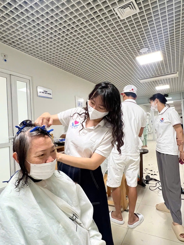 'Cắt tóc miễn phí - Kết nối yêu thương' nơi buồng bệnh- Ảnh 5. 'Cắt tóc miễn phí - Kết nối yêu thương' nơi buồng bệnh- Ảnh 5.
