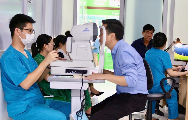 Hơn trăm nhà báo ở Hải Phòng được khám, chăm sóc mắt miễn phí- Ảnh 4. Hơn trăm nhà báo ở Hải Phòng được khám, chăm sóc mắt miễn phí- Ảnh 4.