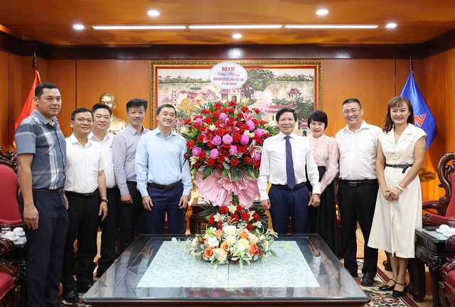 Thứ trưởng Bộ Y tế Trần Văn Thuấn thăm, chúc mừng các cơ quan báo chí tại Hà Nội- Ảnh 2. Thứ trưởng Bộ Y tế Trần Văn Thuấn thăm, chúc mừng các cơ quan báo chí tại Hà Nội- Ảnh 2.