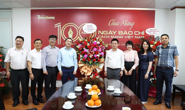 Thứ trưởng Bộ Y tế Trần Văn Thuấn thăm, chúc mừng các cơ quan báo chí tại Hà Nội- Ảnh 4. Thứ trưởng Bộ Y tế Trần Văn Thuấn thăm, chúc mừng các cơ quan báo chí tại Hà Nội- Ảnh 4.