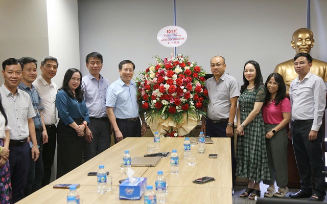 Thứ trưởng Bộ Y tế Lê Đức Luận chúc mừng các cơ quan báo chí nhân kỷ niệm 100 năm Ngày Báo chí Cách mạng Việt Nam- Ảnh 2. Thứ trưởng Bộ Y tế Lê Đức Luận chúc mừng các cơ quan báo chí nhân kỷ niệm 100 năm Ngày Báo chí Cách mạng Việt Nam- Ảnh 2.
