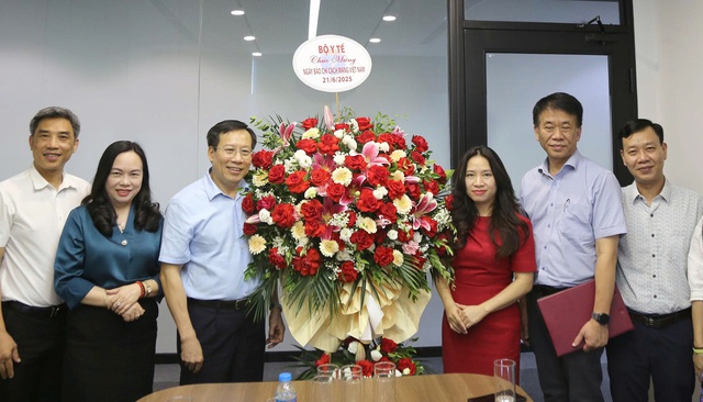 Thứ trưởng Bộ Y tế Lê Đức Luận chúc mừng các cơ quan báo chí nhân kỷ niệm 100 năm Ngày Báo chí Cách mạng Việt Nam- Ảnh 4. Thứ trưởng Bộ Y tế Lê Đức Luận chúc mừng các cơ quan báo chí nhân kỷ niệm 100 năm Ngày Báo chí Cách mạng Việt Nam- Ảnh 4.