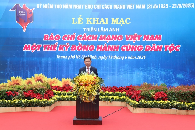 TPHCM khai mạc triển lãm 'Báo chí cách mạng Việt Nam – Một thế kỷ đồng hành cùng dân tộc'- Ảnh 1. TPHCM khai mạc triển lãm 'Báo chí cách mạng Việt Nam – Một thế kỷ đồng hành cùng dân tộc'- Ảnh 1.