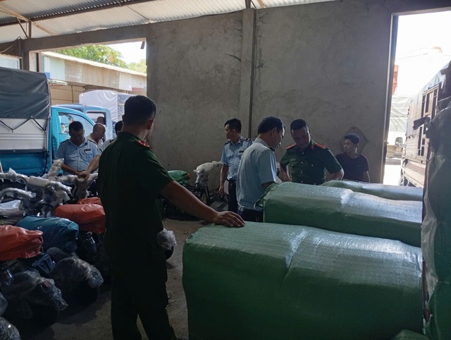 Phát hiện lượng lớn vải may mặc không rõ nguồn gốc tại một công ty chuyển phát ở Nam Định- Ảnh 2. Phát hiện lượng lớn vải may mặc không rõ nguồn gốc tại một công ty chuyển phát ở Nam Định- Ảnh 2.