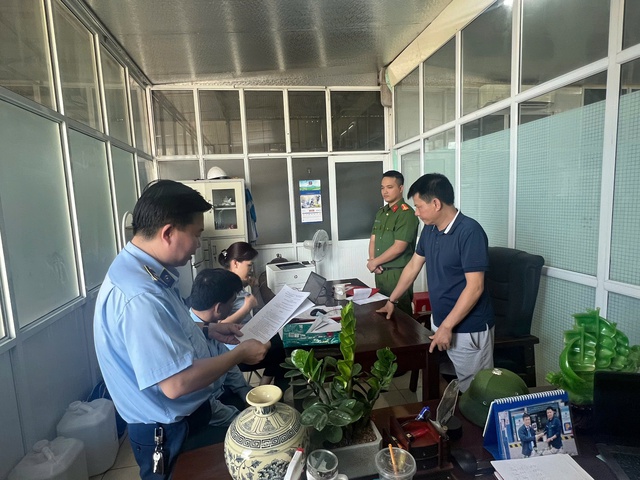 Phát hiện lượng lớn vải may mặc không rõ nguồn gốc tại một công ty chuyển phát ở Nam Định- Ảnh 1. Phát hiện lượng lớn vải may mặc không rõ nguồn gốc tại một công ty chuyển phát ở Nam Định- Ảnh 1.