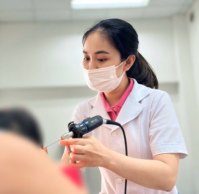 Bé gái suýt thủng màng nhĩ vì dây buộc tóc cao su 'chui' vào trong tai- Ảnh 1. Bé gái suýt thủng màng nhĩ vì dây buộc tóc cao su 'chui' vào trong tai- Ảnh 1.