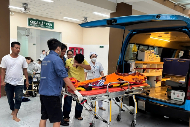 Công nhân tử vong khi leo từ tầng cao xuống để trú mưa- Ảnh 1. Công nhân tử vong khi leo từ tầng cao xuống để trú mưa- Ảnh 1.