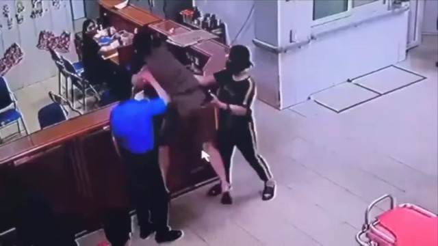 Công an làm việc với đối tượng hành hung nhân viên y tế ở Nghệ An- Ảnh 1. Công an làm việc với đối tượng hành hung nhân viên y tế ở Nghệ An- Ảnh 1.