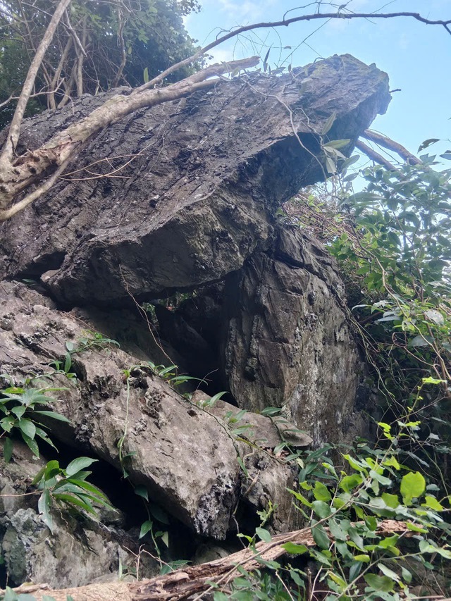 Dân bản thấp thỏm lo lắng đá lăn từ đồi cao xuống đè nhà- Ảnh 5. Dân bản thấp thỏm lo lắng đá lăn từ đồi cao xuống đè nhà- Ảnh 5.