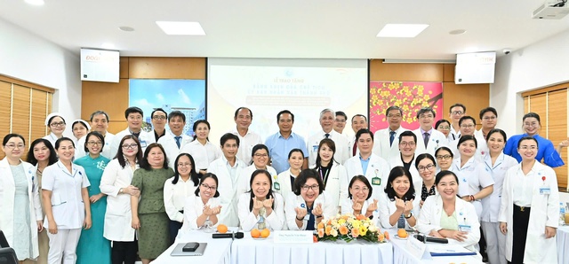 Chủ tịch UBND TPHCM khen thưởng ê-kíp can thiệp tim bào thai cho thai phụ người Singapore- Ảnh 1.