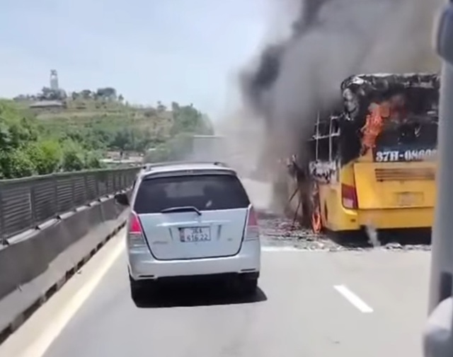 Cháy xe khách trên cao tốc, toàn bộ hành khách thoát nạn- Ảnh 3. Cháy xe khách trên cao tốc, toàn bộ hành khách thoát nạn- Ảnh 3.