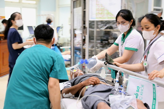 “Có ca trực đêm, từ 7 giờ tối đến 7 giờ sáng hôm sau, tôi không ngồi được quá 10 phút liên tục,” một bác sĩ chia sẻ. Anh cho biết, ở khoa Cấp cứu, bác sĩ không kịp ăn, không kịp uống, thậm chí không kịp đi vệ sinh.“Có ngày, chúng tôi ăn trưa lúc 17 giờ, ăn tối tận 23 giờ. Chuyện này là bình thường ở khoa”. “Có ca trực đêm, từ 7 giờ tối đến 7 giờ sáng hôm sau, tôi không ngồi được quá 10 phút liên tục,” một bác sĩ chia sẻ. Anh cho biết, ở khoa Cấp cứu, bác sĩ không kịp ăn, không kịp uống, thậm chí không kịp đi vệ sinh.“Có ngày, chúng tôi ăn trưa lúc 17 giờ, ăn tối tận 23 giờ. Chuyện này là bình thường ở khoa”.