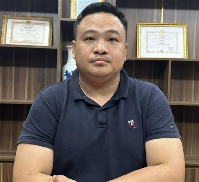 Hàng trăm nghìn người là nạn nhân của ổ nhóm lừa đảo do kẻ từng có tiền án trộm cắp cầm đầu
- Ảnh 1. Hàng trăm nghìn người là nạn nhân của ổ nhóm lừa đảo do kẻ từng có tiền án trộm cắp cầm đầu
- Ảnh 1.