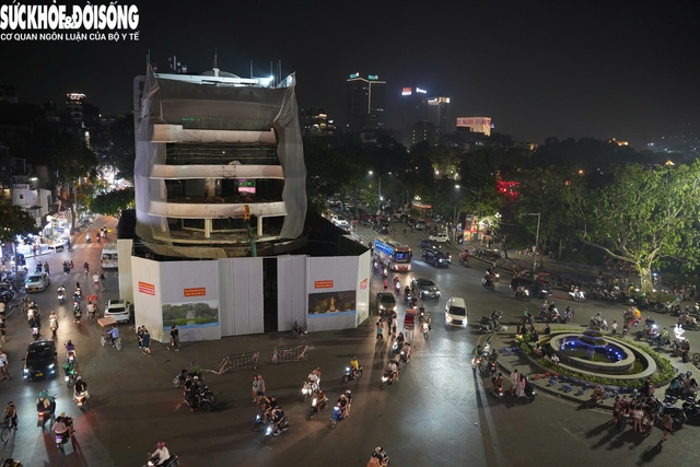 Nhiều máy móc được huy động tháo dỡ tòa nhà 'Hàm cá mập'- Ảnh 1. Nhiều máy móc được huy động tháo dỡ tòa nhà 'Hàm cá mập'- Ảnh 1.