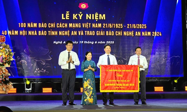 UBND tỉnh Nghệ An tặng Hội nhà báo tỉnh Nghệ An bức trướng mang dòng chữ 40 năm đoàn kết - Phát triển, tâm sáng - Bút sắc. UBND tỉnh Nghệ An tặng Hội nhà báo tỉnh Nghệ An bức trướng mang dòng chữ 40 năm đoàn kết - Phát triển, tâm sáng - Bút sắc.