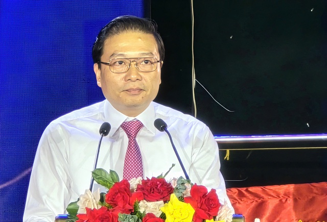 Chủ tịch UBND tỉnh Nghệ An Lê Hồng Vinh ghi nhận và biểu dương những đóng góp lớn lao, bền bỉ, đầy trí tuệ và tâm huyết của các nhà báo, cơ quan báo chí đã luôn đồng hành cùng sự phát triển của tỉnh nhà. Chủ tịch UBND tỉnh Nghệ An Lê Hồng Vinh ghi nhận và biểu dương những đóng góp lớn lao, bền bỉ, đầy trí tuệ và tâm huyết của các nhà báo, cơ quan báo chí đã luôn đồng hành cùng sự phát triển của tỉnh nhà.