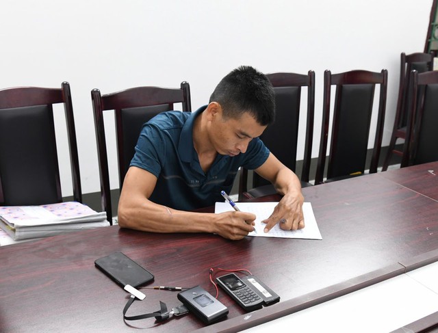 Lật tẩy chiêu trò thi sát hạch lái xe bằng camera gắn trong cúc áo- Ảnh 1. Lật tẩy chiêu trò thi sát hạch lái xe bằng camera gắn trong cúc áo- Ảnh 1.