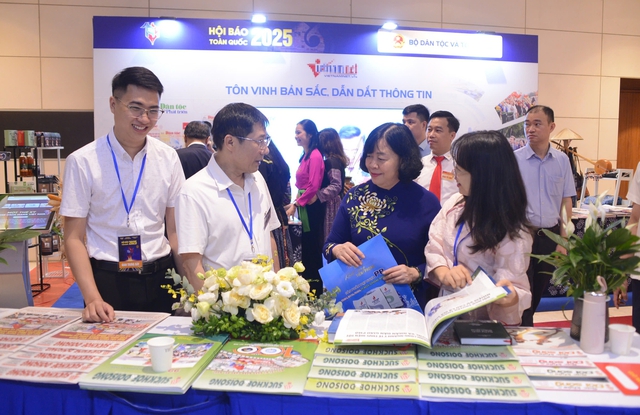 Báo Sức khỏe và Đời sống vinh dự đón các lãnh đạo cấp cao tham quan gian trưng bày tại Hội Báo toàn quốc 2025- Ảnh 6. Báo Sức khỏe và Đời sống vinh dự đón các lãnh đạo cấp cao tham quan gian trưng bày tại Hội Báo toàn quốc 2025- Ảnh 6.