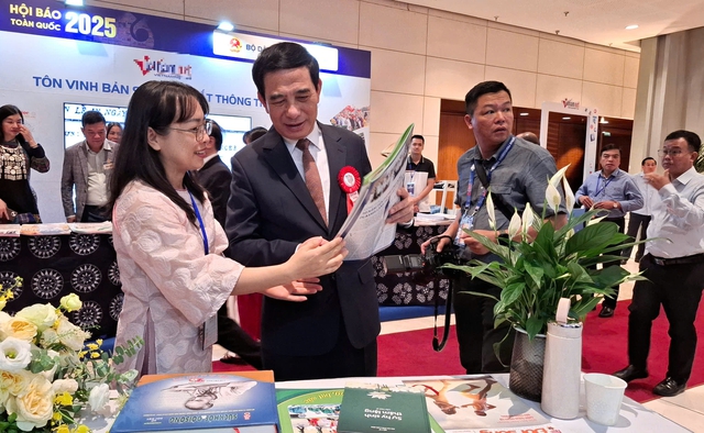 Báo Sức khỏe và Đời sống vinh dự đón các lãnh đạo cấp cao tham quan gian trưng bày tại Hội Báo toàn quốc 2025- Ảnh 3. Báo Sức khỏe và Đời sống vinh dự đón các lãnh đạo cấp cao tham quan gian trưng bày tại Hội Báo toàn quốc 2025- Ảnh 3.