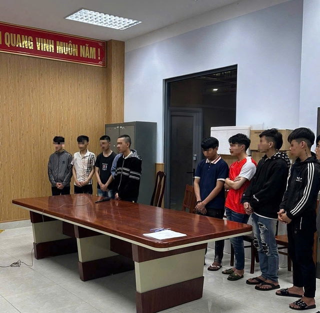 Vác hung khí đi 'tìm đối thủ', nhóm thanh thiếu niên chém nhầm người trên phố Đà Nẵng- Ảnh 1. Vác hung khí đi 'tìm đối thủ', nhóm thanh thiếu niên chém nhầm người trên phố Đà Nẵng- Ảnh 1.