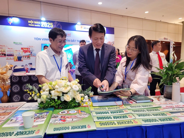 Báo Sức khỏe và Đời sống vinh dự đón các lãnh đạo cấp cao tham quan gian trưng bày tại Hội Báo toàn quốc 2025- Ảnh 4. Báo Sức khỏe và Đời sống vinh dự đón các lãnh đạo cấp cao tham quan gian trưng bày tại Hội Báo toàn quốc 2025- Ảnh 4.