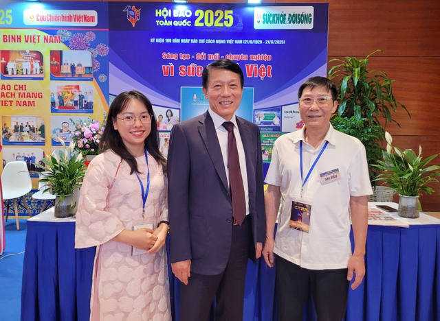 Báo Sức khỏe và Đời sống vinh dự đón các lãnh đạo cấp cao tham quan gian trưng bày tại Hội Báo toàn quốc 2025- Ảnh 5. Báo Sức khỏe và Đời sống vinh dự đón các lãnh đạo cấp cao tham quan gian trưng bày tại Hội Báo toàn quốc 2025- Ảnh 5.